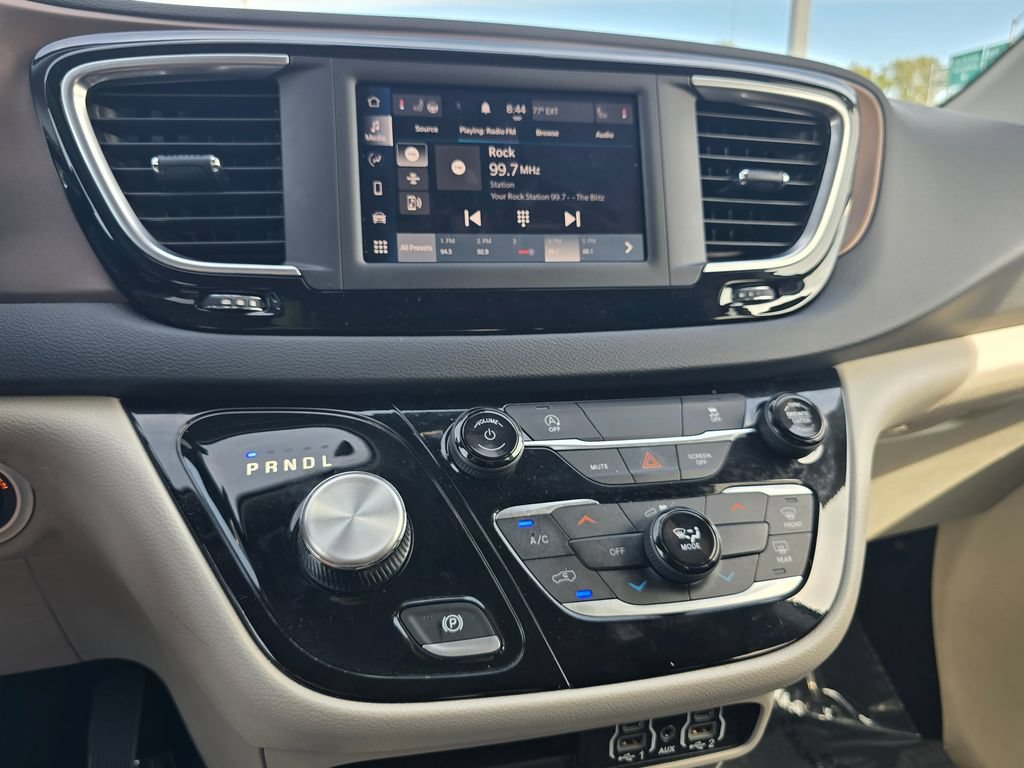 Used 2023 Chrysler Voyager LX FWD image 25