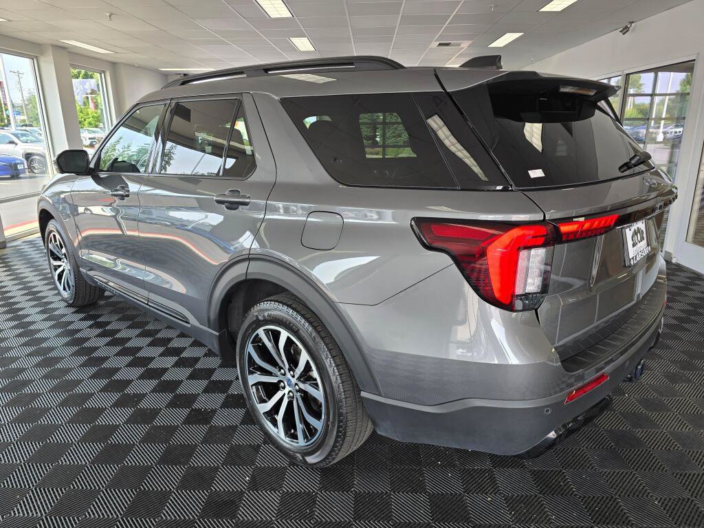Used 2025 Ford Explorer ST-Line AWD/4WD image 5