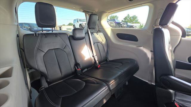 Certified 2024 Chrysler Pacifica Touring-L FWD image 17