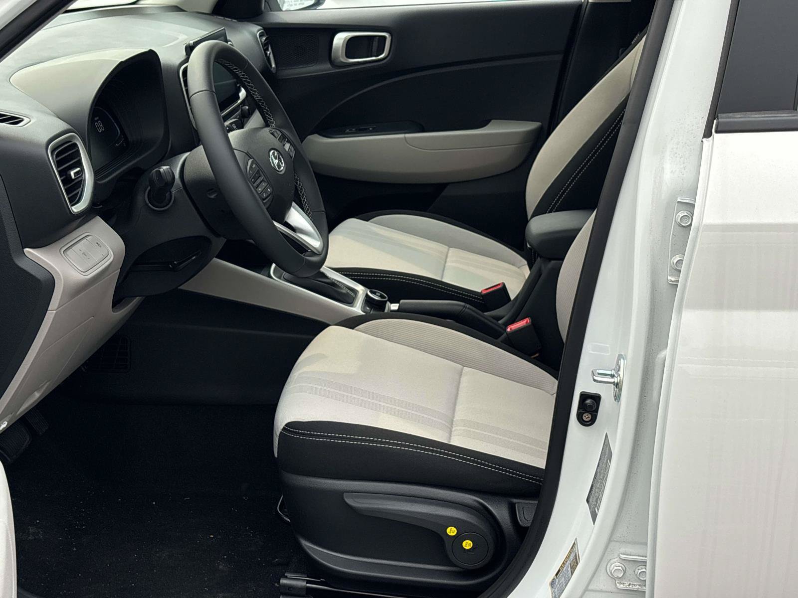 Used 2026 Hyundai Venue SEL FWD image 7