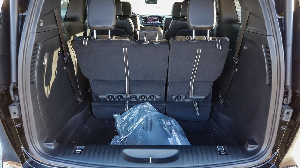 New 2027 Chrysler Pacifica Select FWD image 31