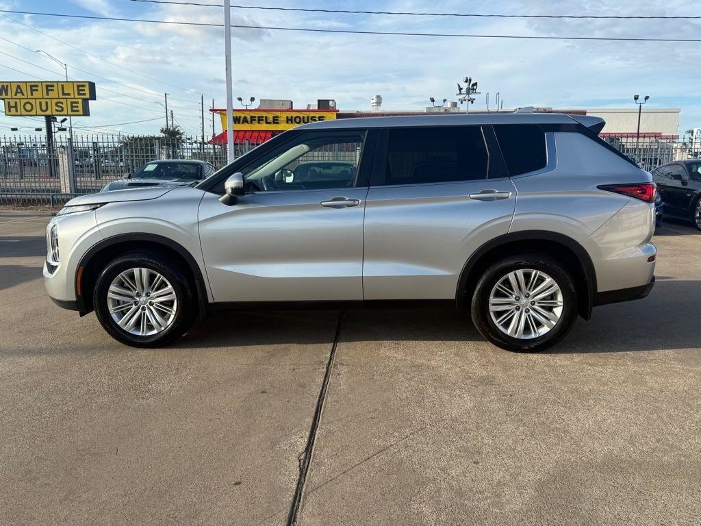 Used 2024 Mitsubishi Outlander ES FWD image 4