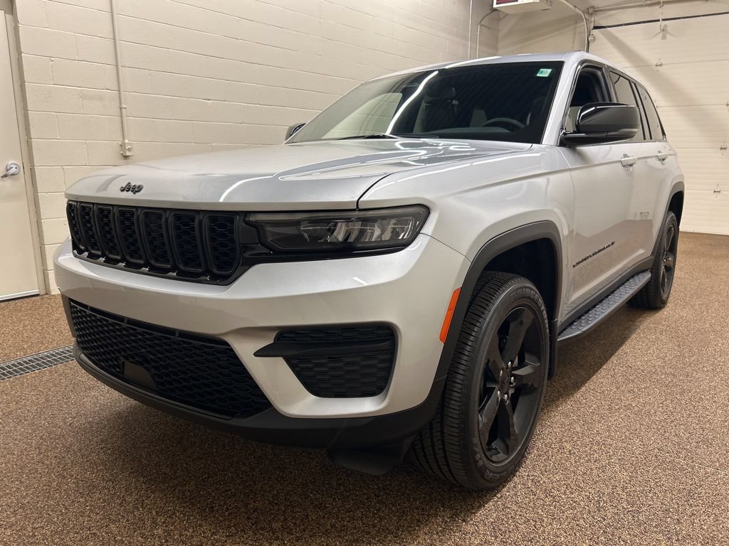 Used 2024 Jeep Grand Cherokee Altitude AWD/4WD image 5