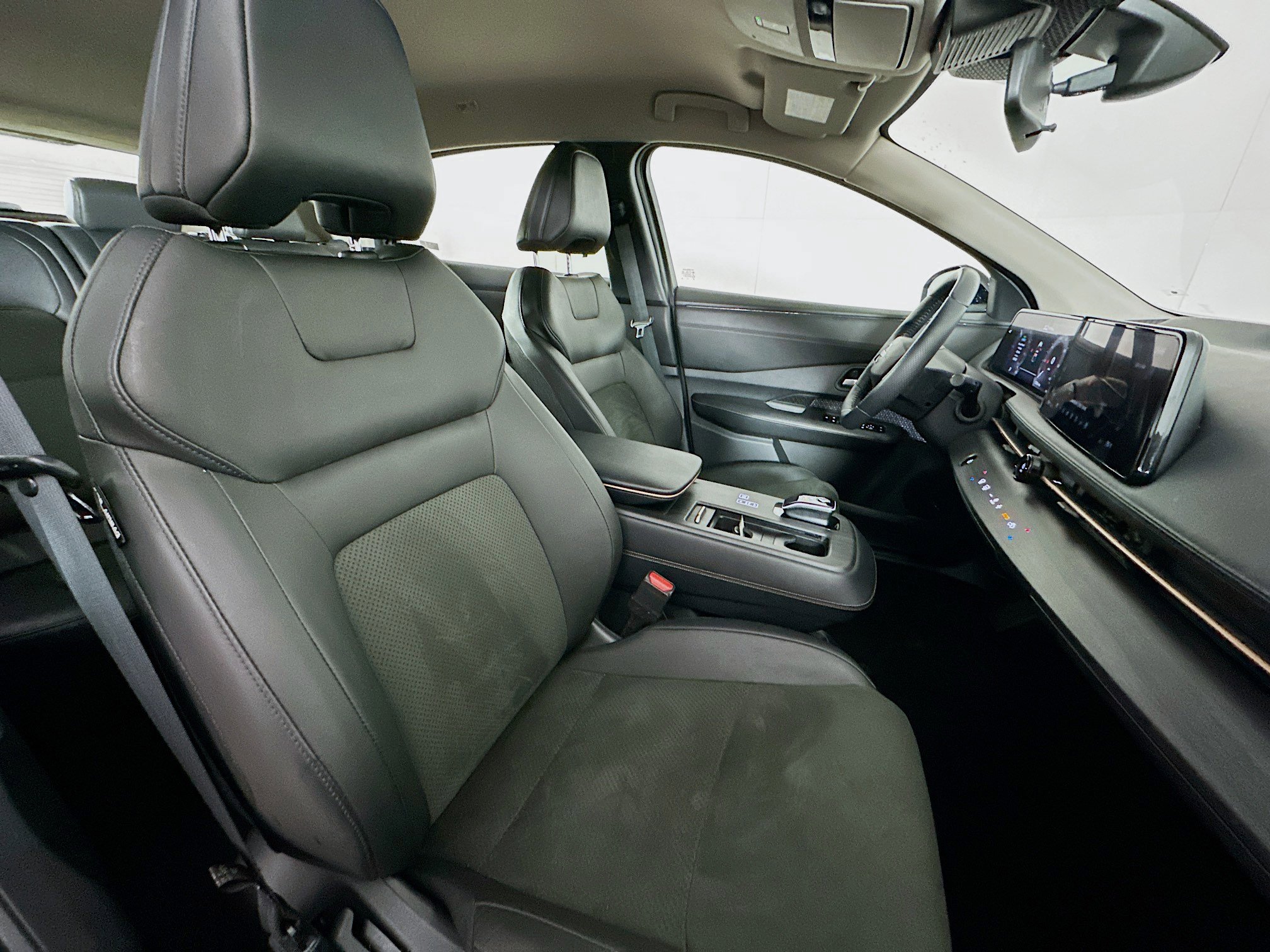 Used 2023 Nissan Ariya AWD image 30