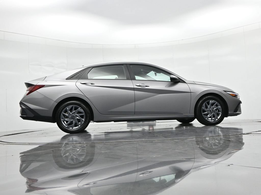 Used 2024 Hyundai Elantra SEL FWD image 21