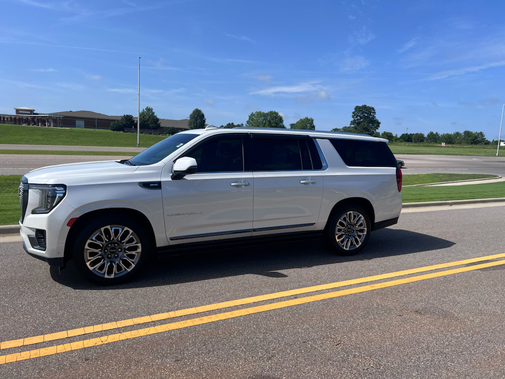 Used 2023 GMC Yukon XL Denali Ultimate AWD/4WD image 9