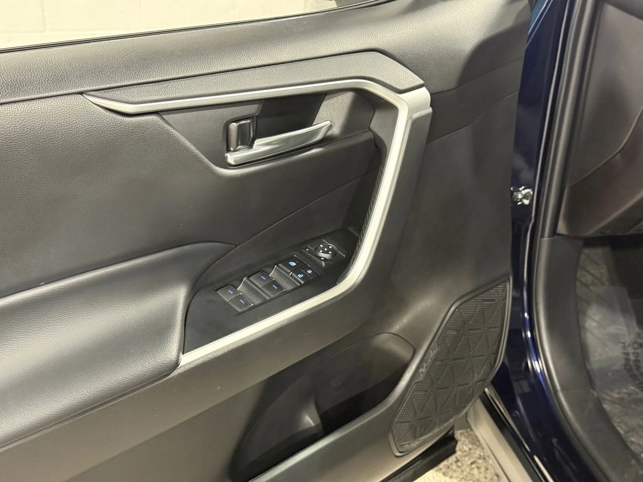 Used 2022 Toyota RAV4 XLE w/ Convenience Package image 12