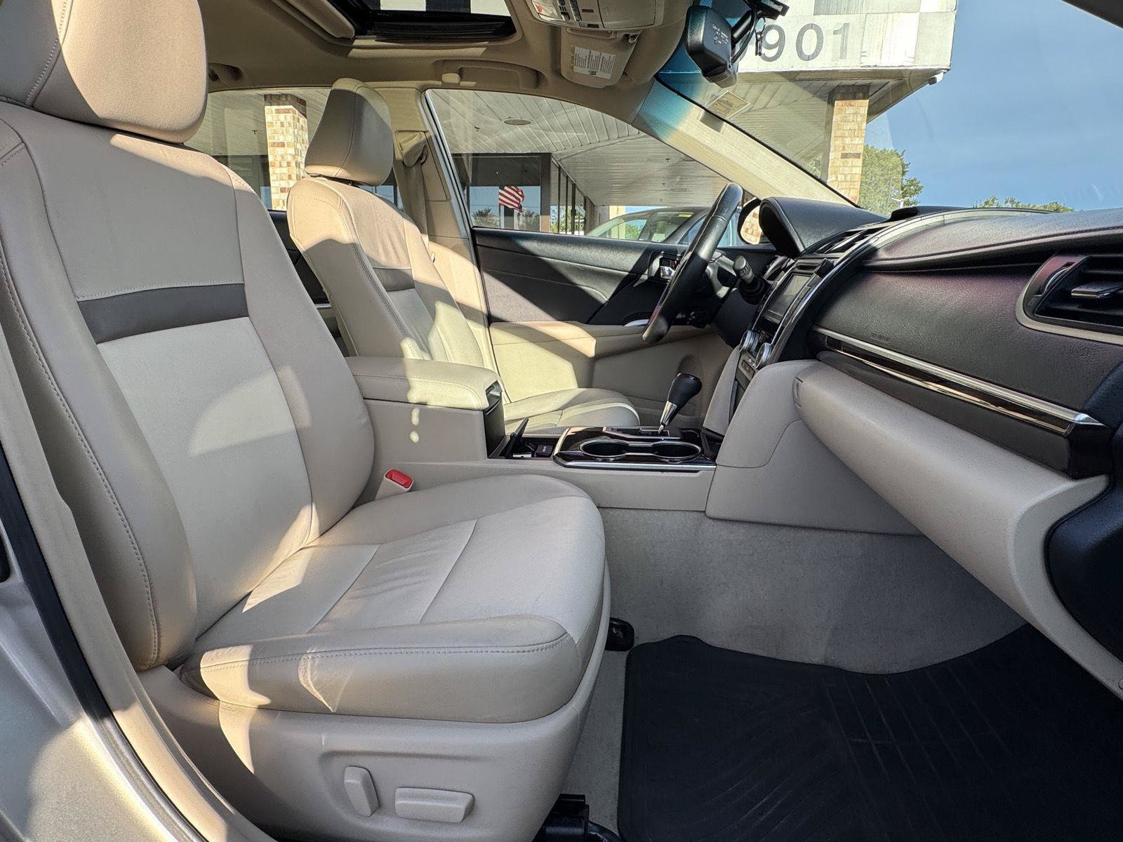Used 2014 Toyota Camry XLE w/ Leather Package FWD image 27