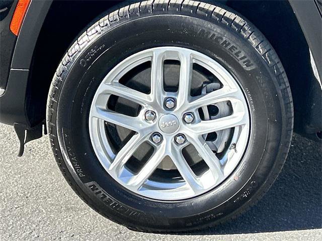 Certified 2023 Jeep Grand Cherokee L Laredo image 10