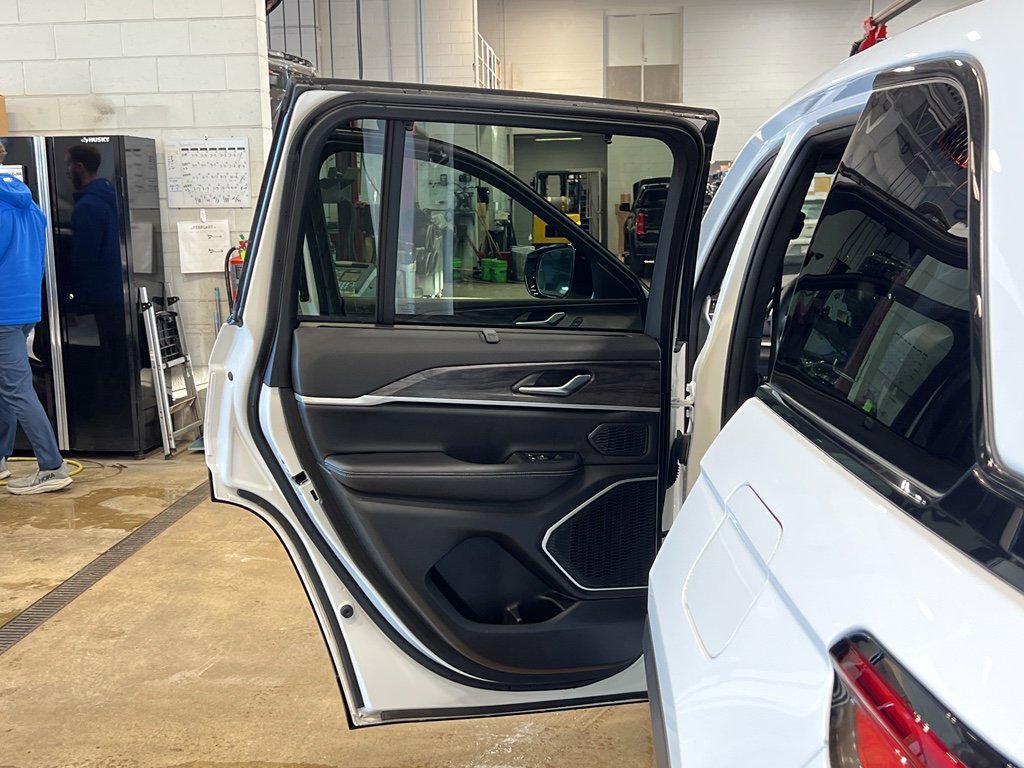 Used 2025 Jeep Grand Cherokee Limited w/ Luxury Tech Group II image 35