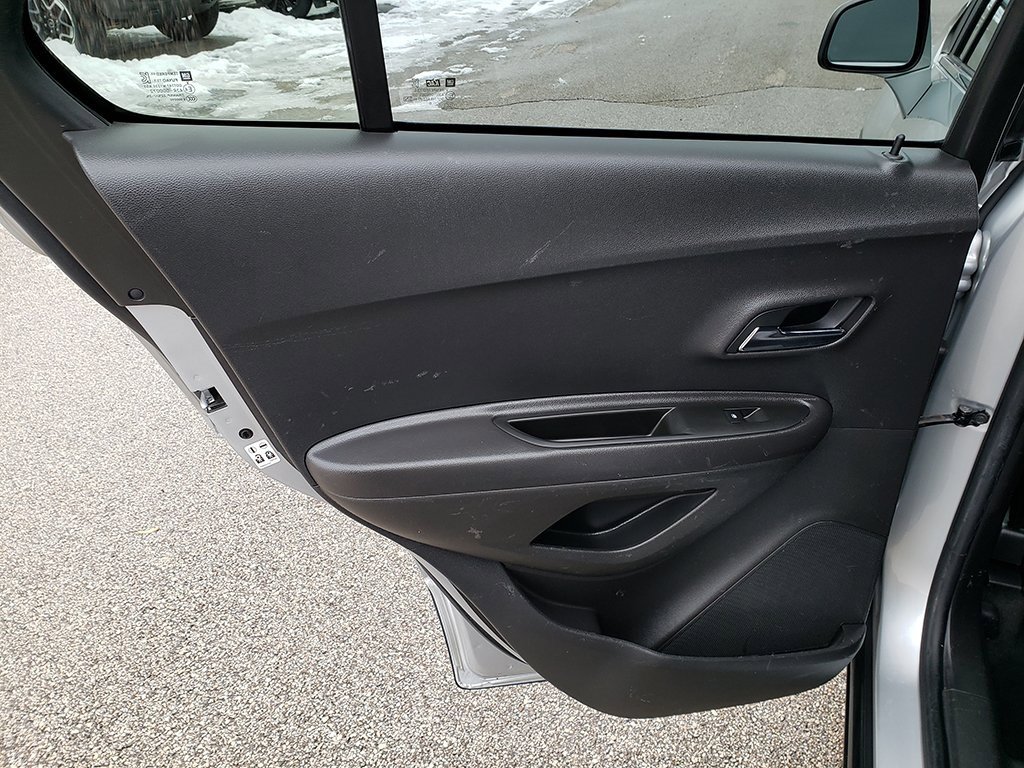 Used 2020 Chevrolet Trax LT w/ LT Convenience Package image 12