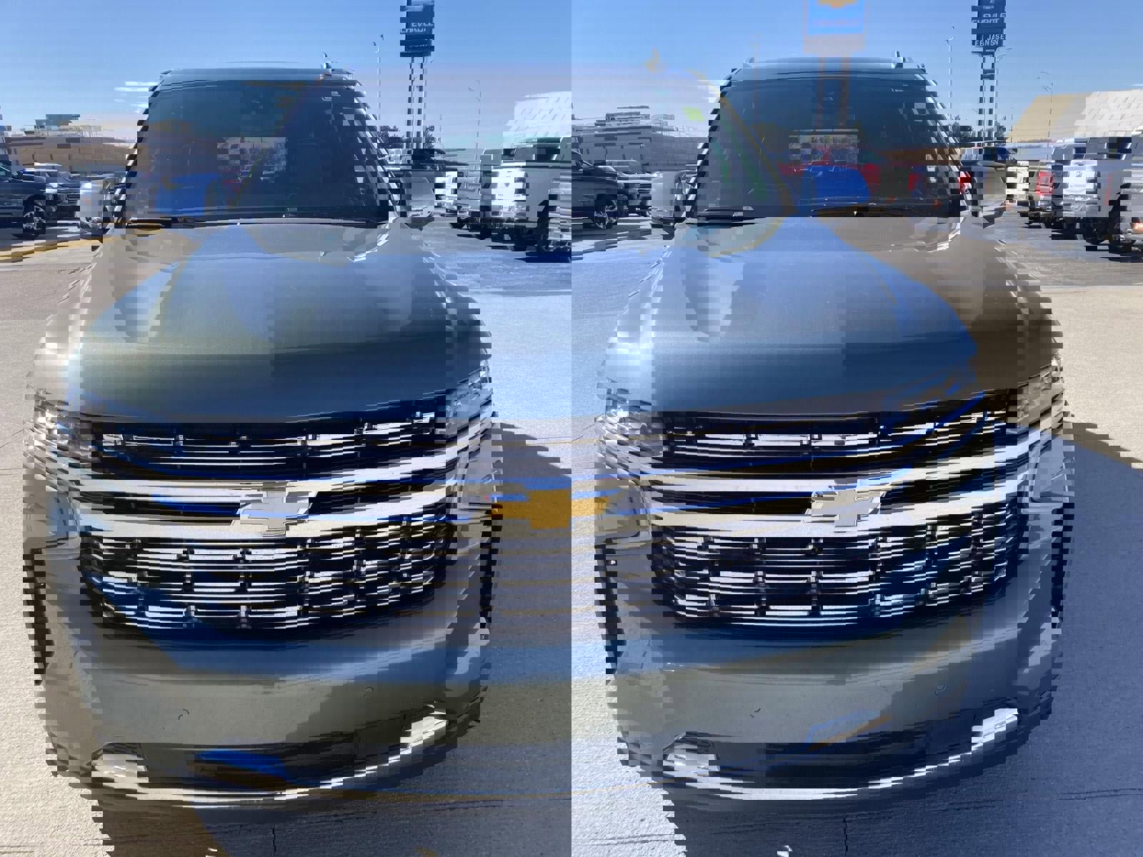 Used 2023 Chevrolet Suburban Premier image 3