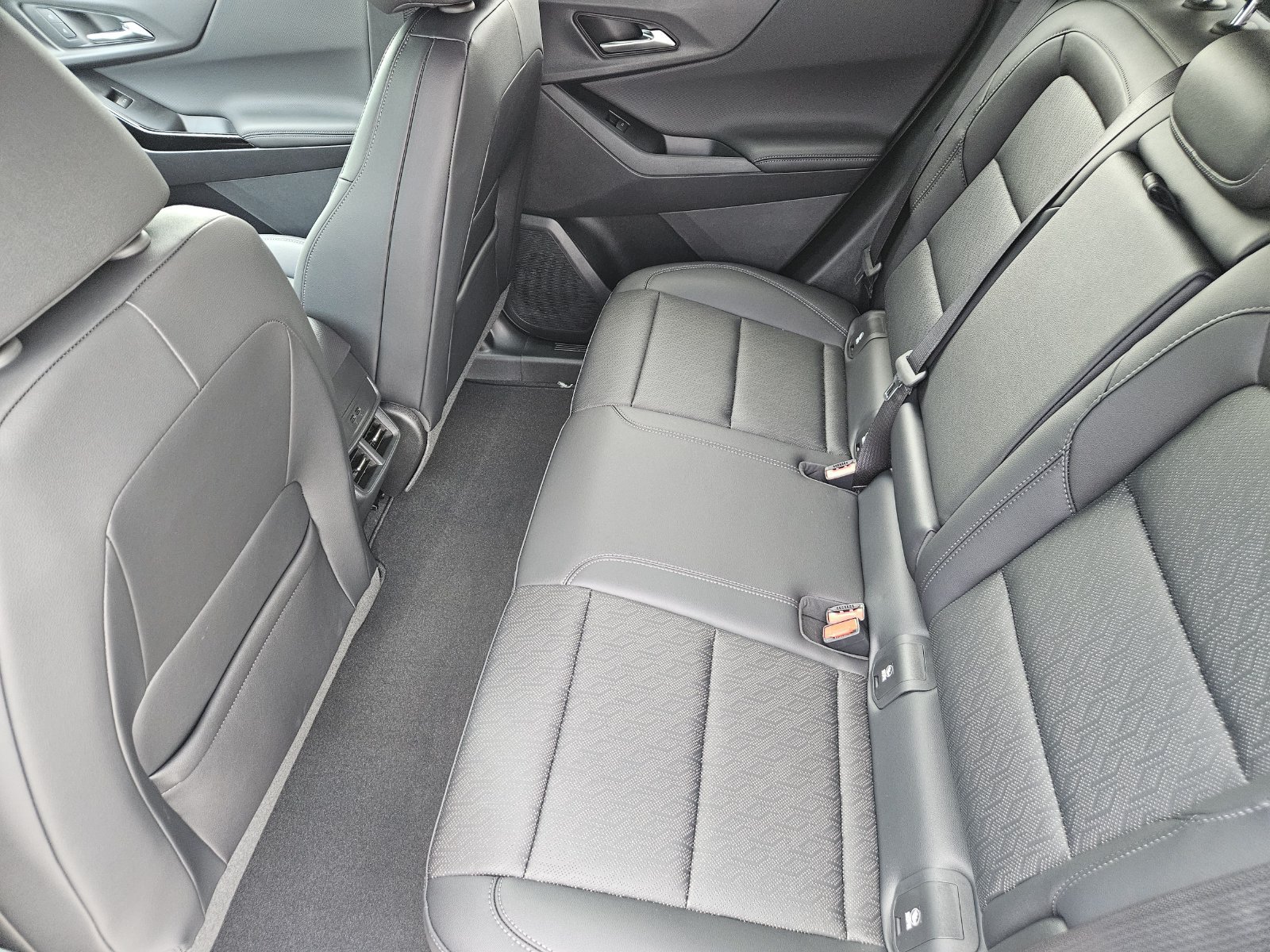 New 2027 Chevrolet Equinox LT w/ Convenience Package II FWD image 25
