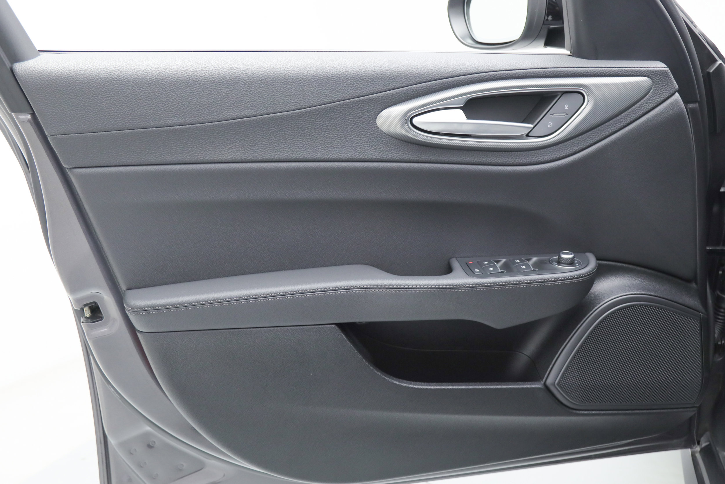 Used 2025 Alfa Romeo Giulia w/ Driving Assist Package image 18