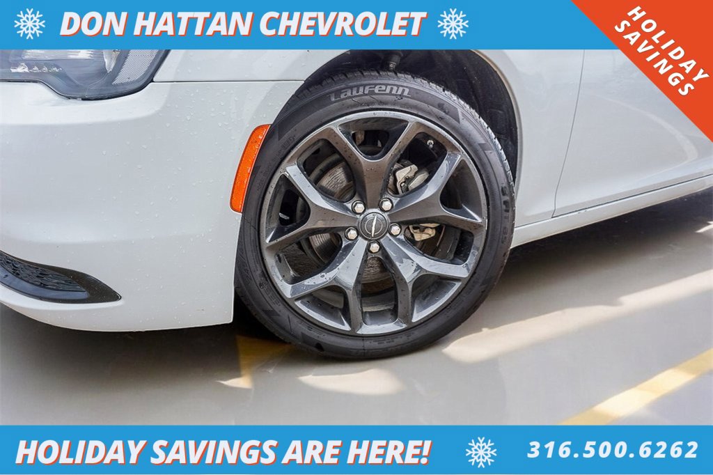 Used 2023 Chrysler 300 Touring w/ Sport Appearance Package image 32