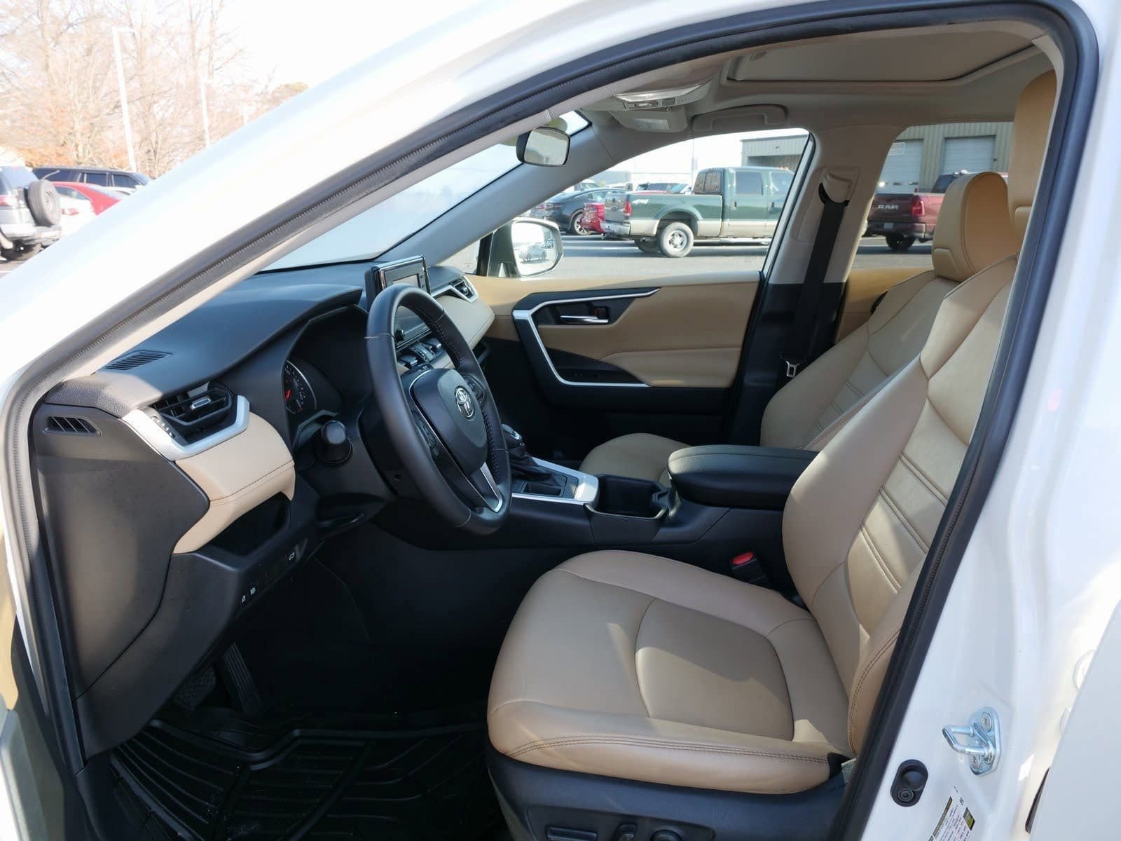 Used 2022 Toyota RAV4 XLE Premium image 16