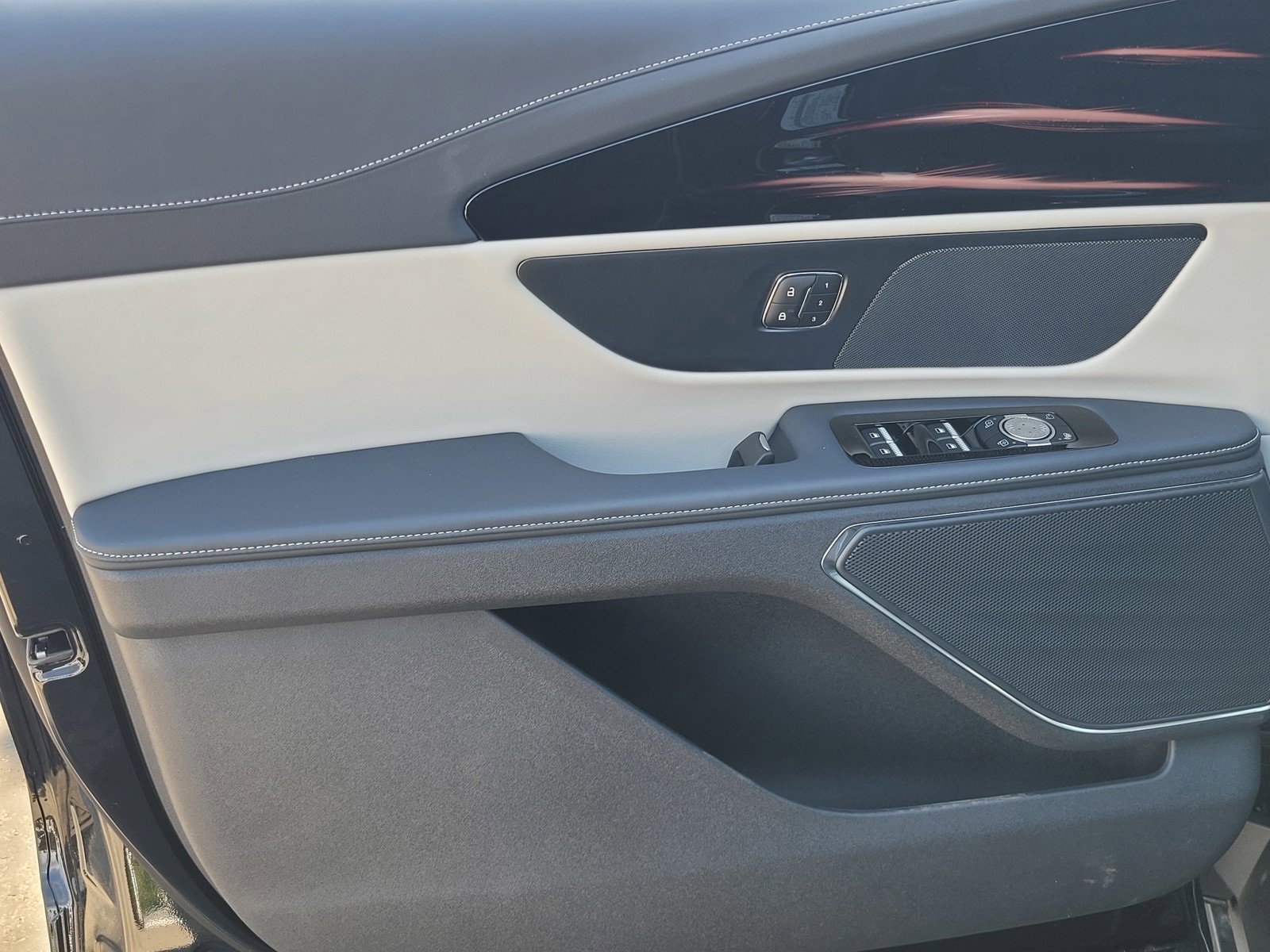 New 2025 Lincoln Nautilus Premier image 10