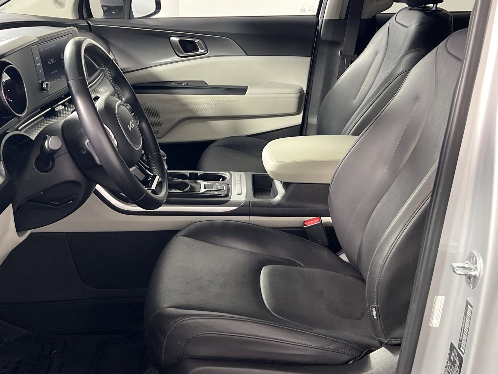 Used 2022 Kia Carnival LX FWD image 14