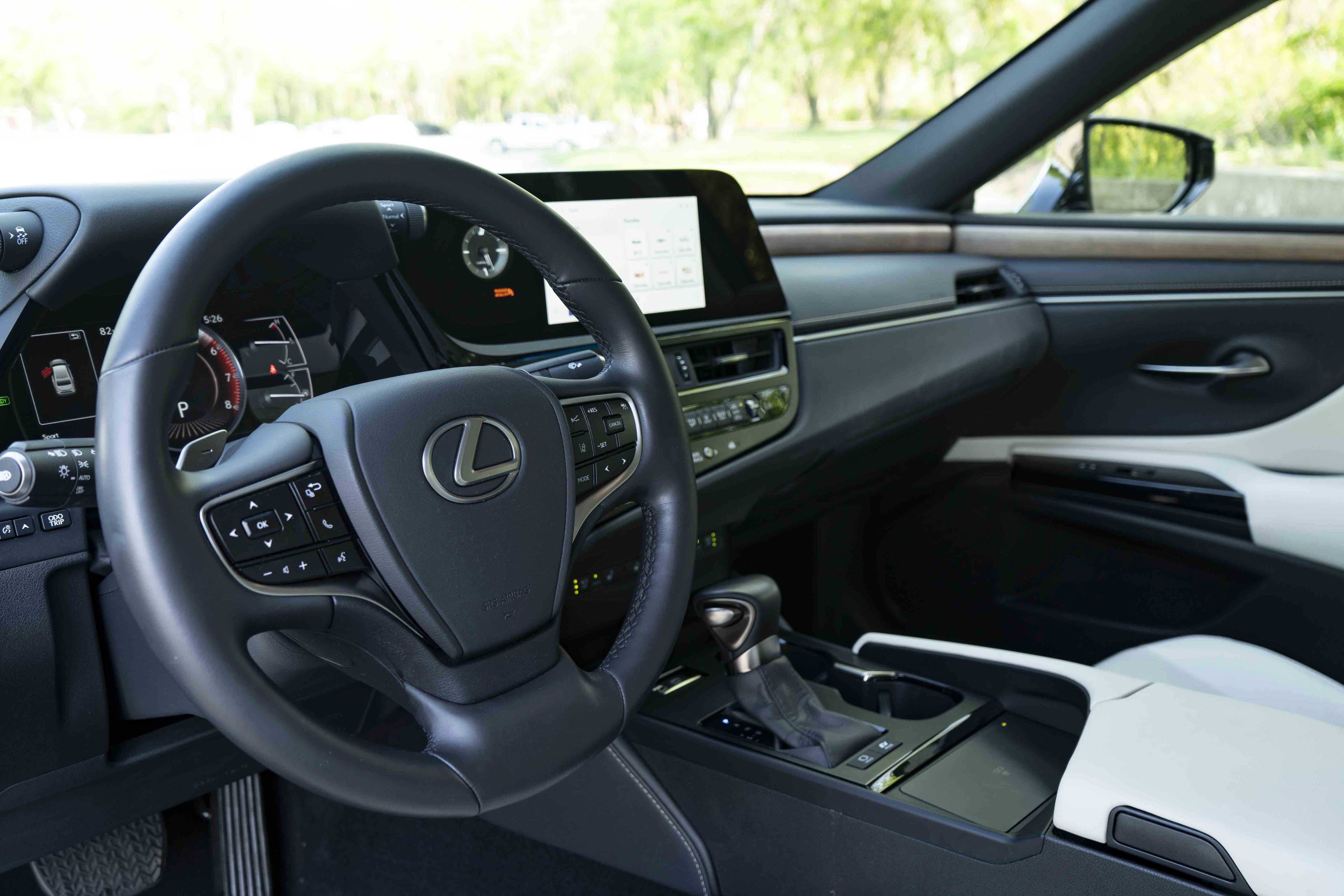 Used 2025 Lexus ES 300h w/ Premium Package image 16