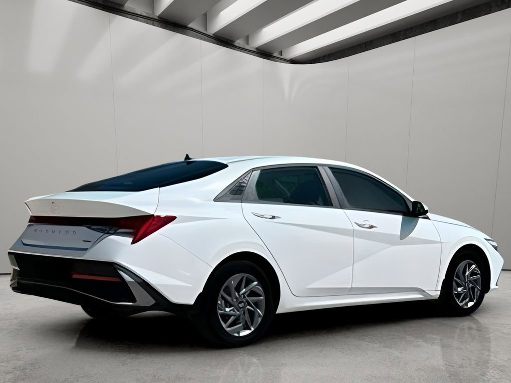 Used 2025 Hyundai Elantra Blue image 10