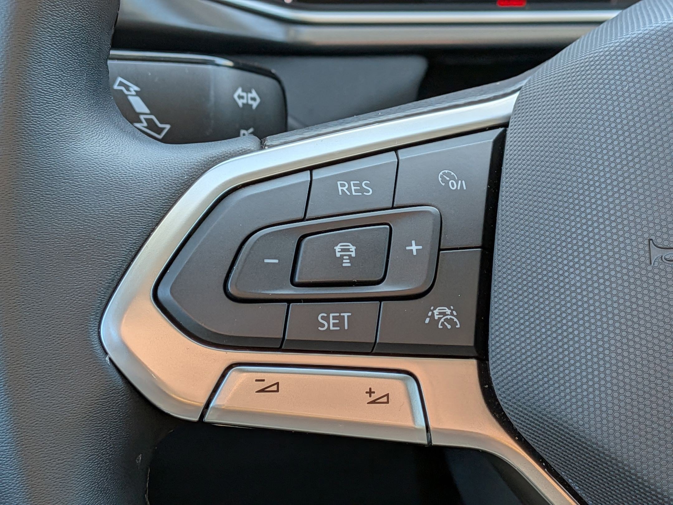 Used 2025 Volkswagen Taos SE image 18