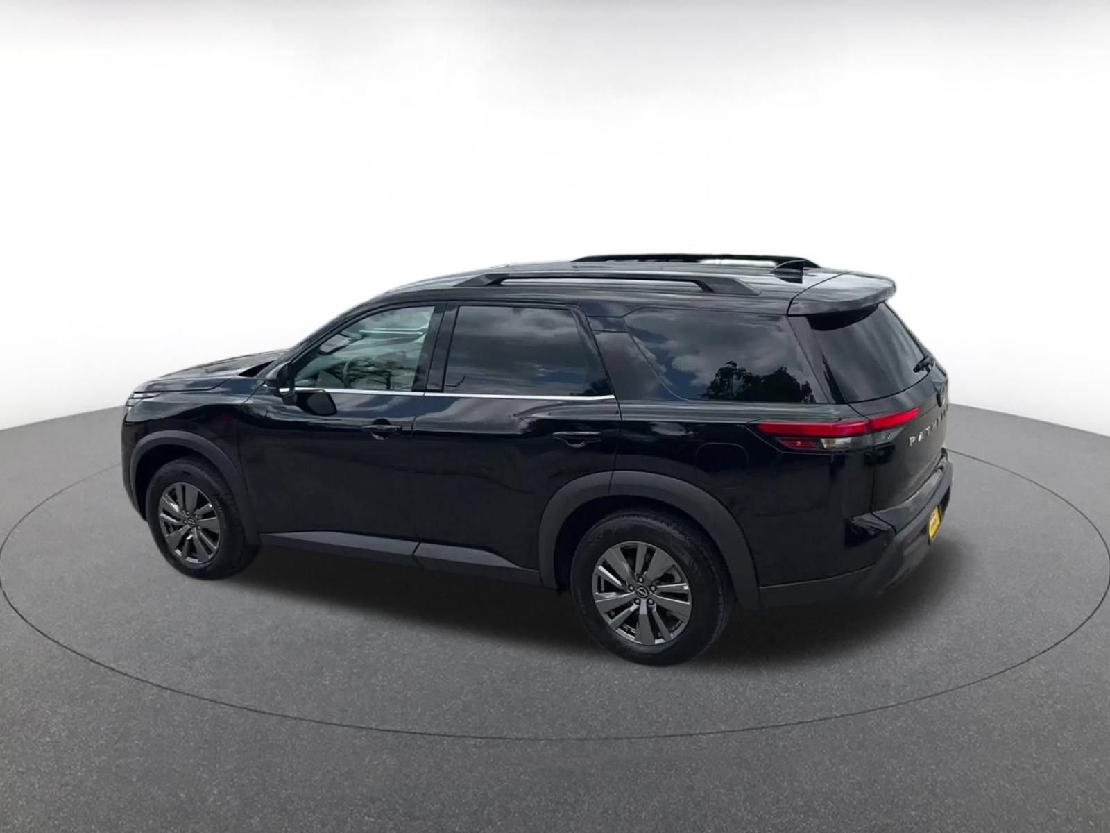 Used 2025 Nissan Pathfinder SV FWD image 10