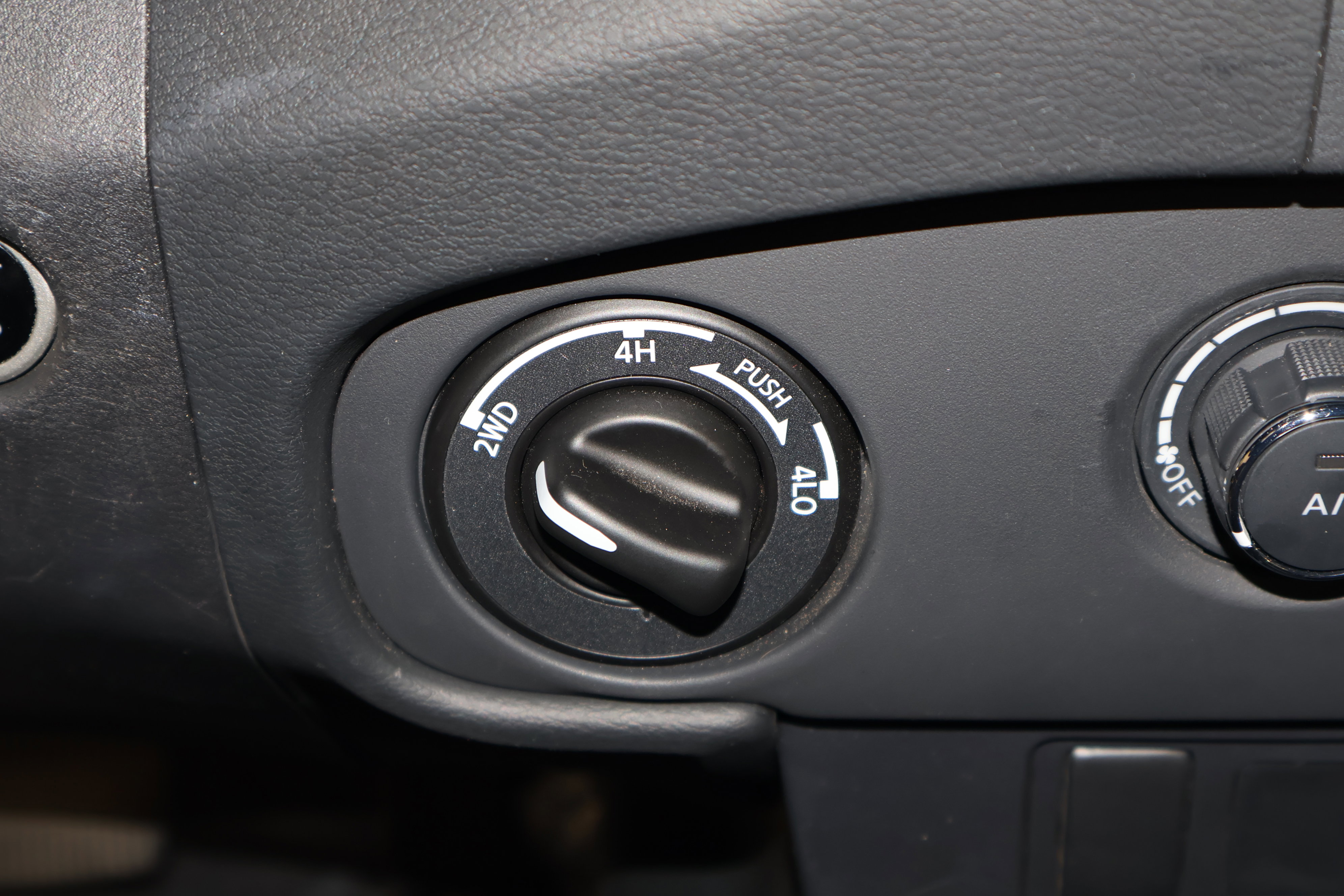 Used 2024 Nissan Frontier SV image 27