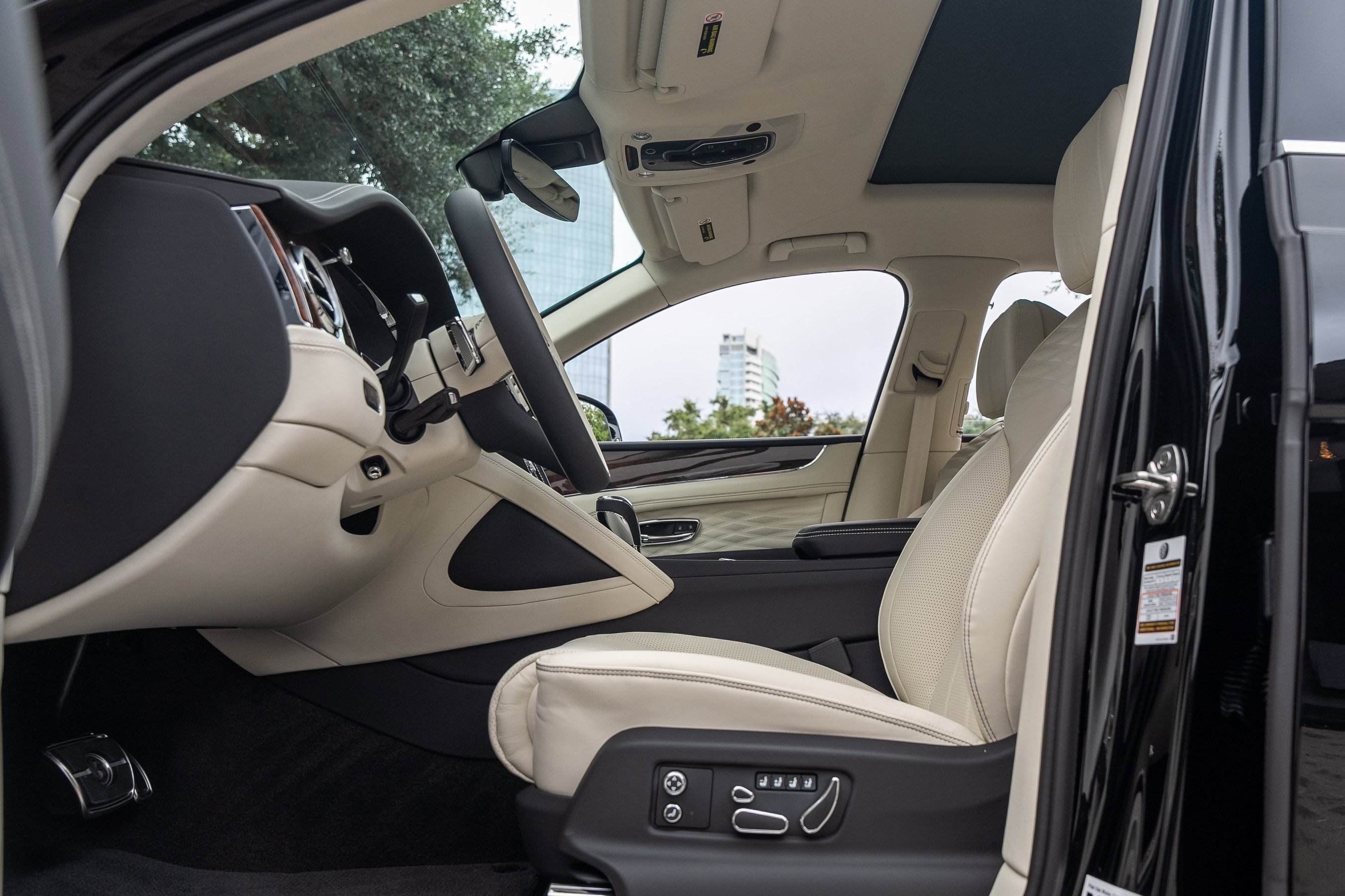 Used 2024 Bentley Bentayga Extended Wheelbase image 14