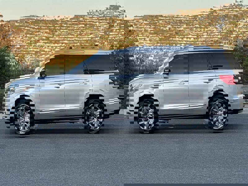Used 2018 Lincoln Navigator Select w/ Technology Package image 3