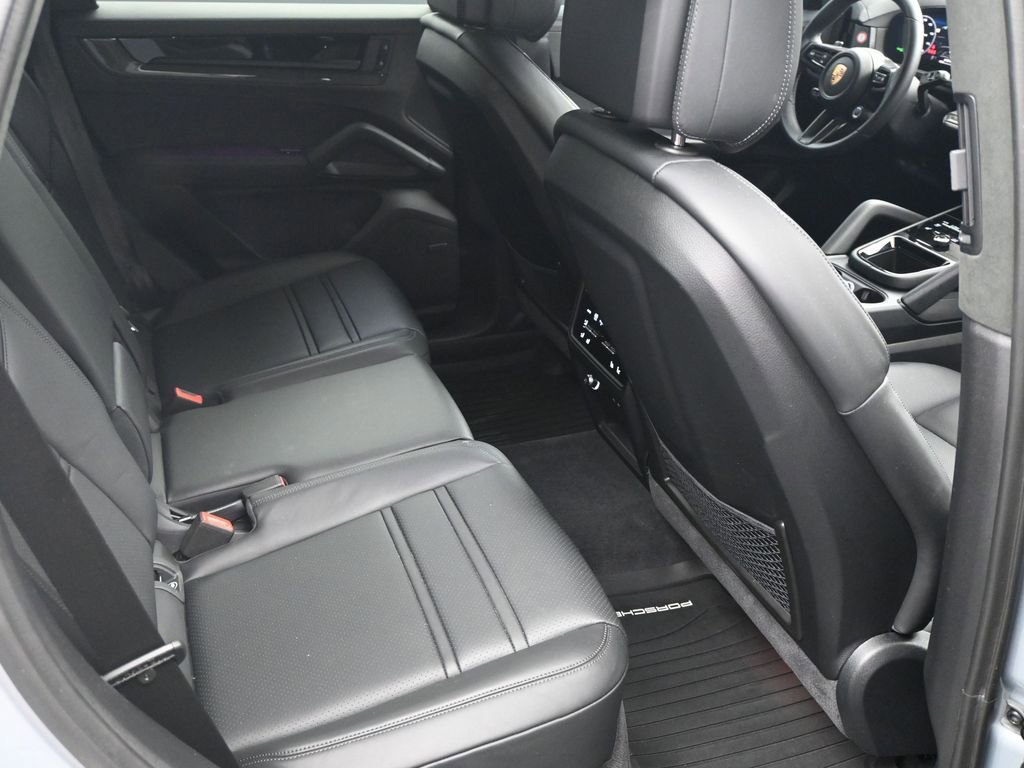 Certified 2025 Porsche Cayenne GTS AWD/4WD image 10