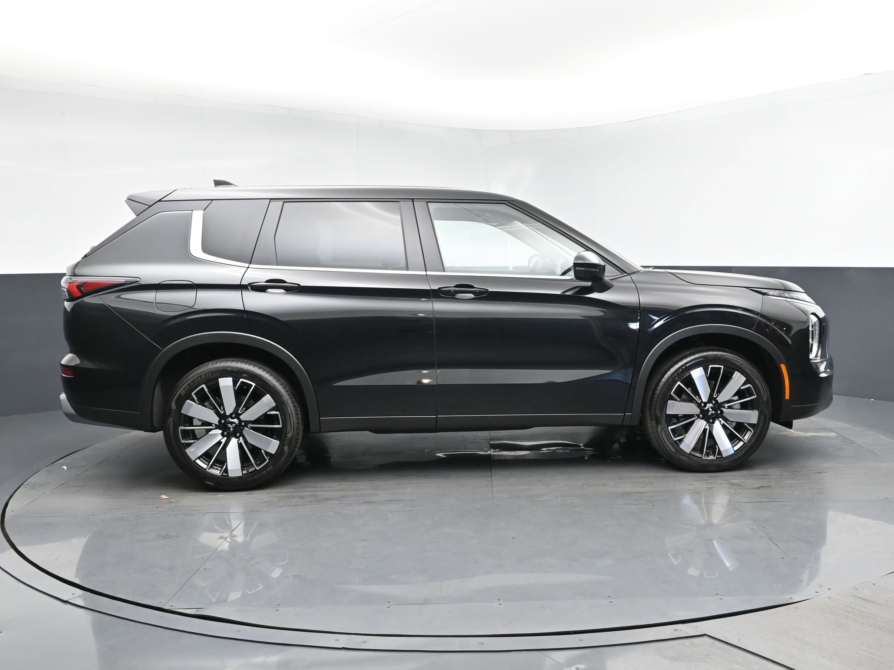 New 2025 Mitsubishi Outlander SE image 3