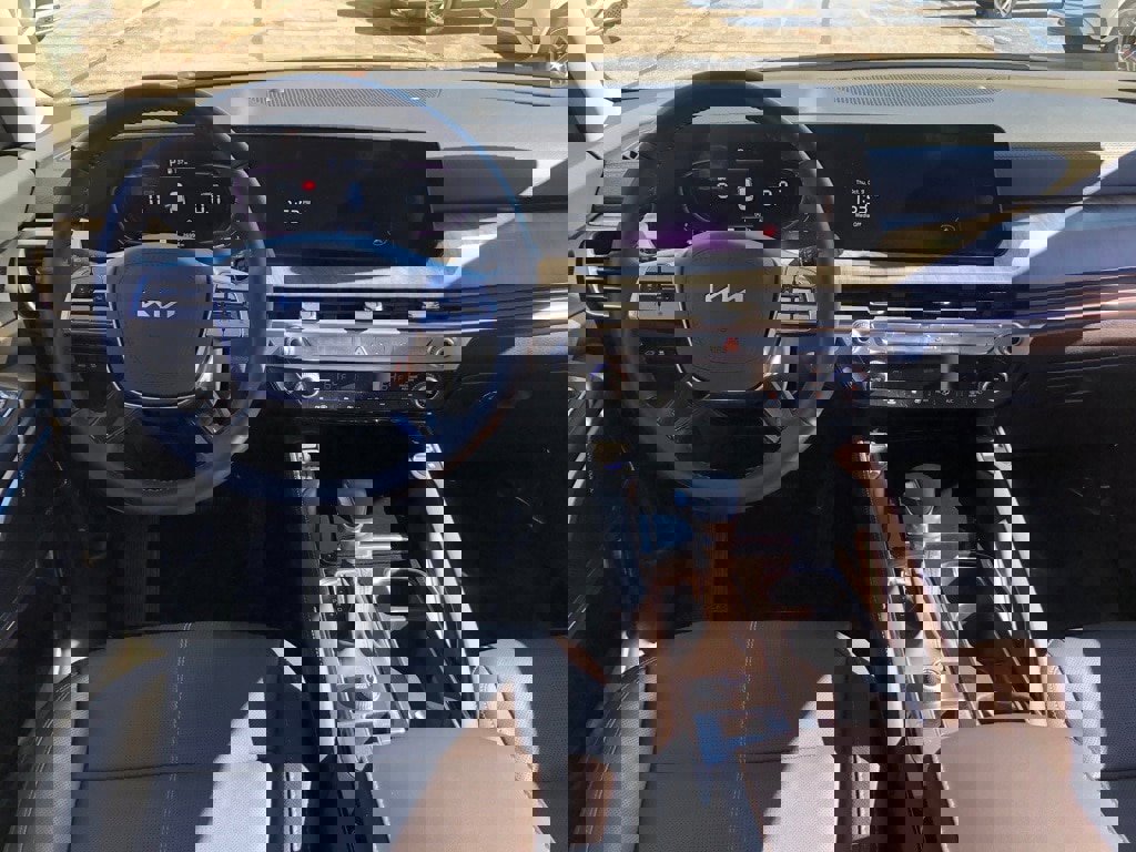 Used 2024 Kia Telluride EX w/ EX Captain's Chair Package image 17