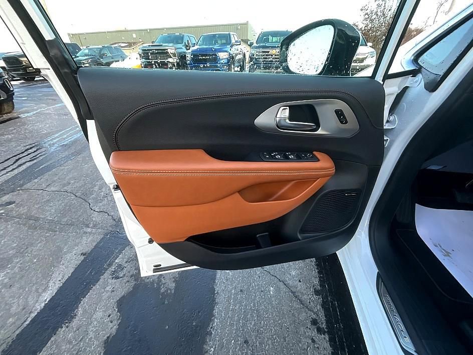 New 2026 Chrysler Pacifica Pinnacle w/ Trailer Tow Group image 13