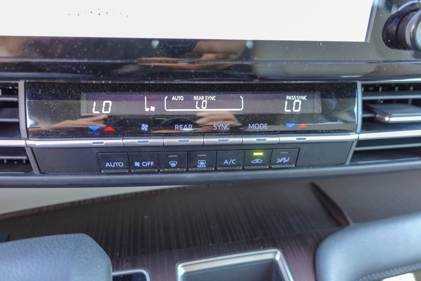 Used 2024 Toyota Sienna LE AWD/4WD image 20