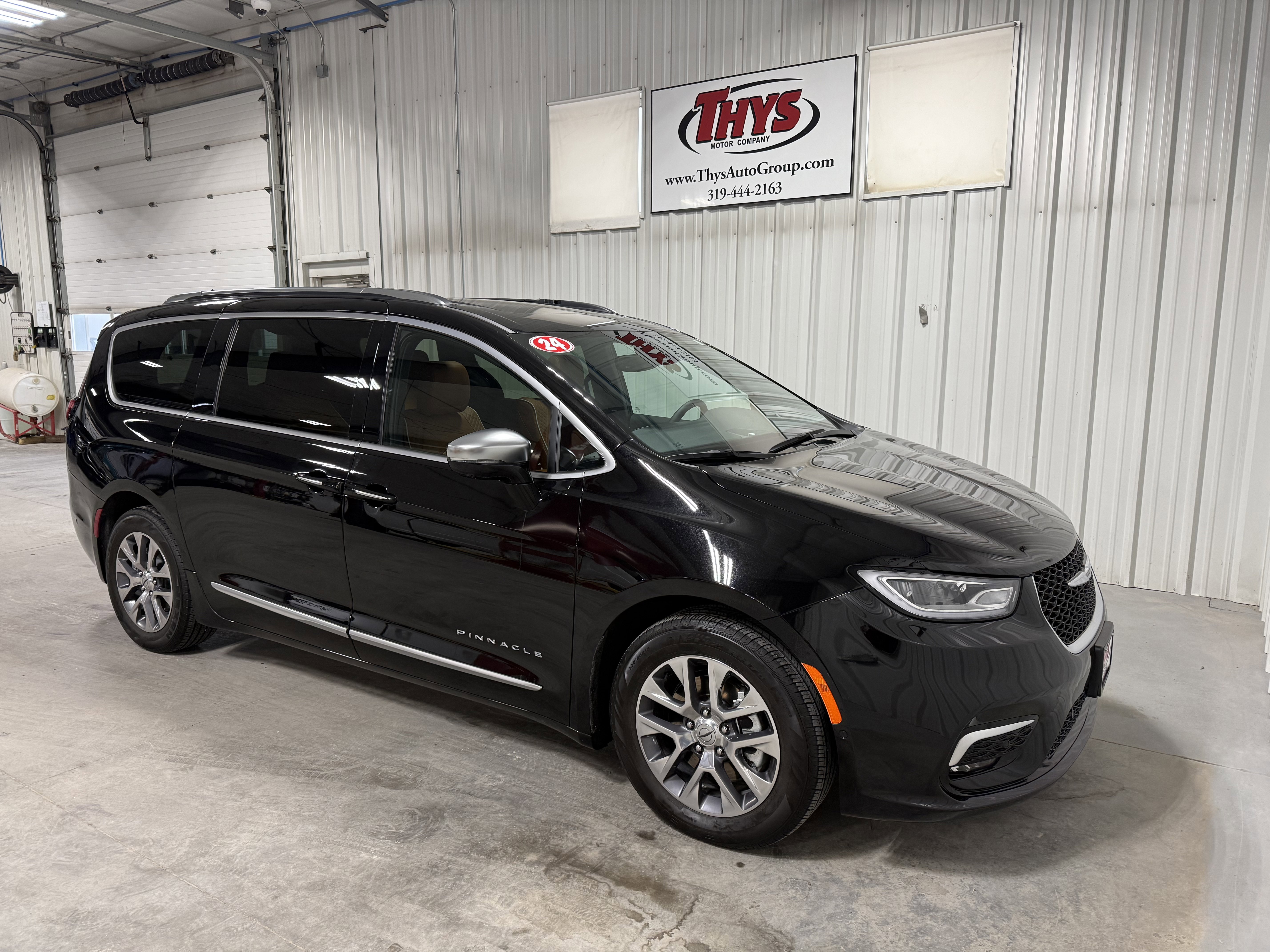 Used 2024 Chrysler Pacifica Pinnacle image 1