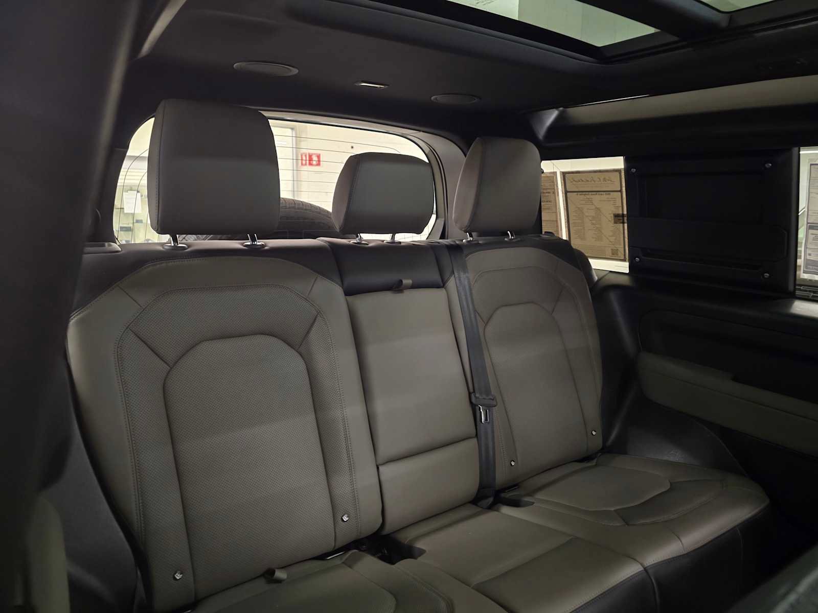 Used 2025 Land Rover Defender 90 X-Dynamic SE image 13