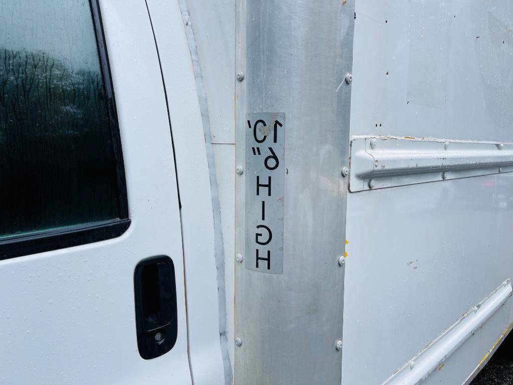 Used 2014 GMC Savana 3500 Extended RWD image 4