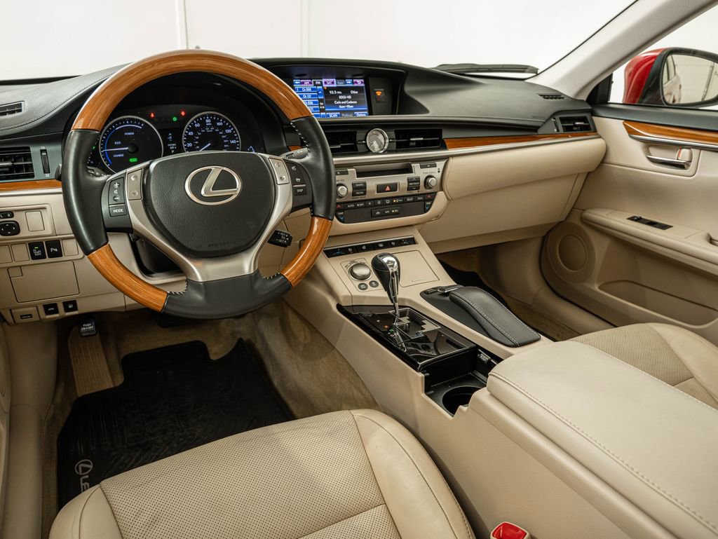 Used 2014 Lexus ES 300h w/ Luxury Package w/Bamboo Trim image 28
