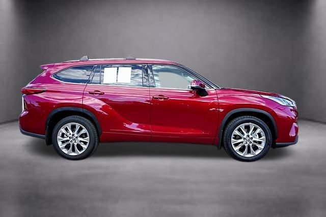 Used 2023 Toyota Highlander Limited FWD image 3