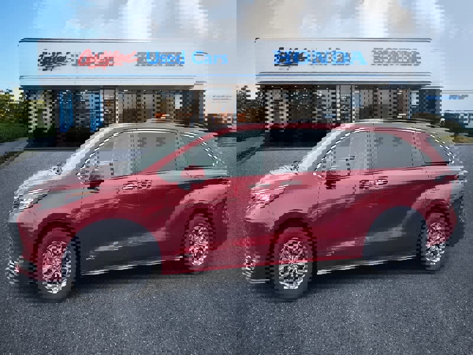 Used 2021 Toyota Sienna XLE w/ XLE Plus Package image 2