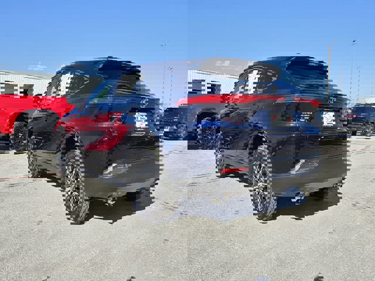 Used 2022 Toyota Venza LE image 4