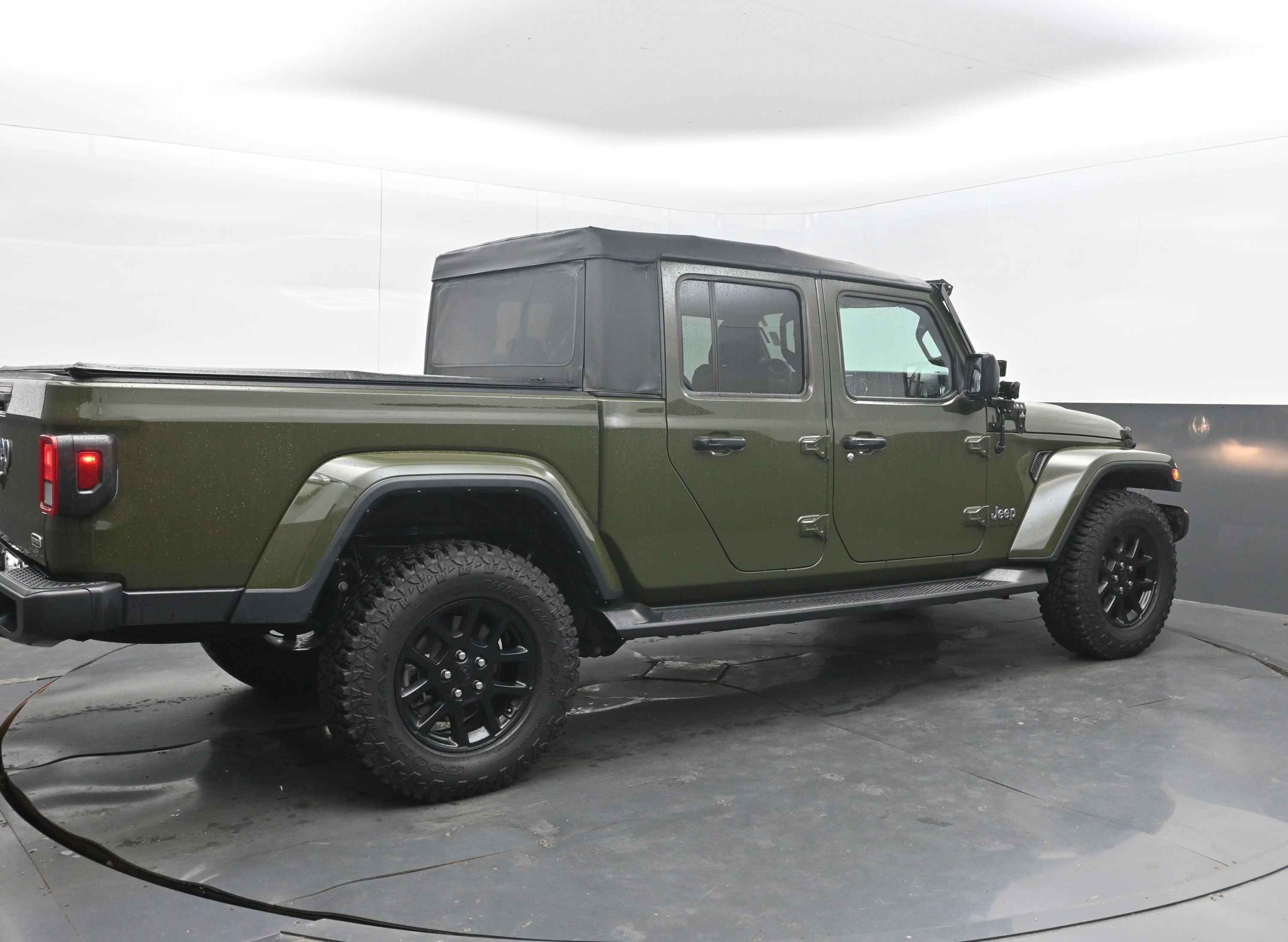 Used 2023 Jeep Gladiator Overland AWD/4WD image 9