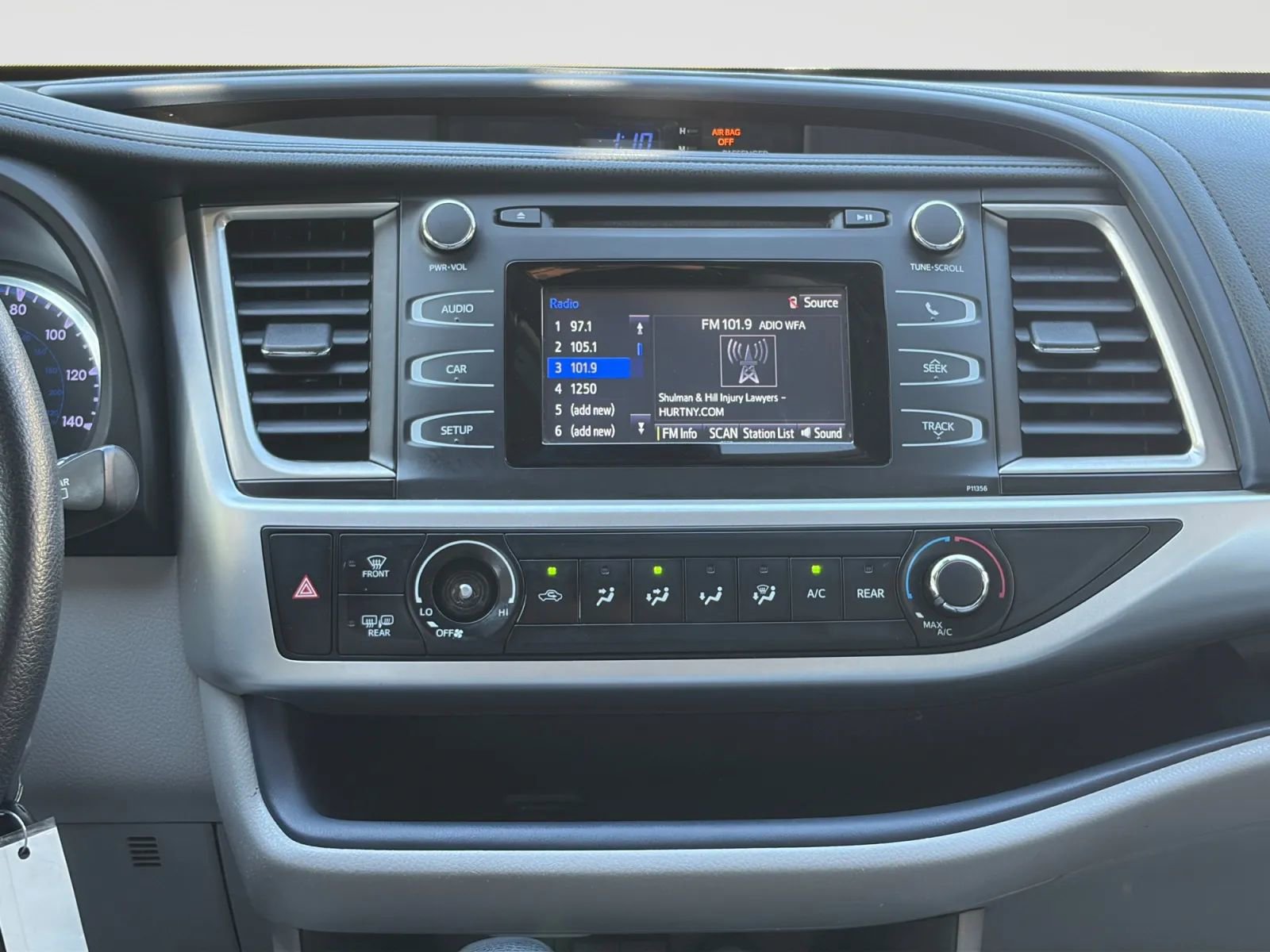Used 2018 Toyota Highlander LE AWD/4WD image 25