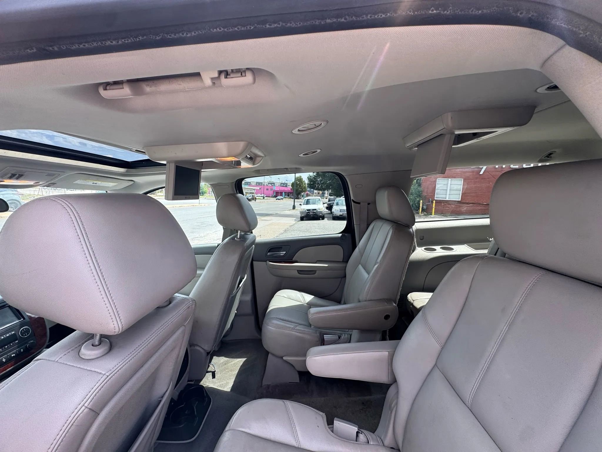 Used 2013 Chevrolet Suburban LT image 17