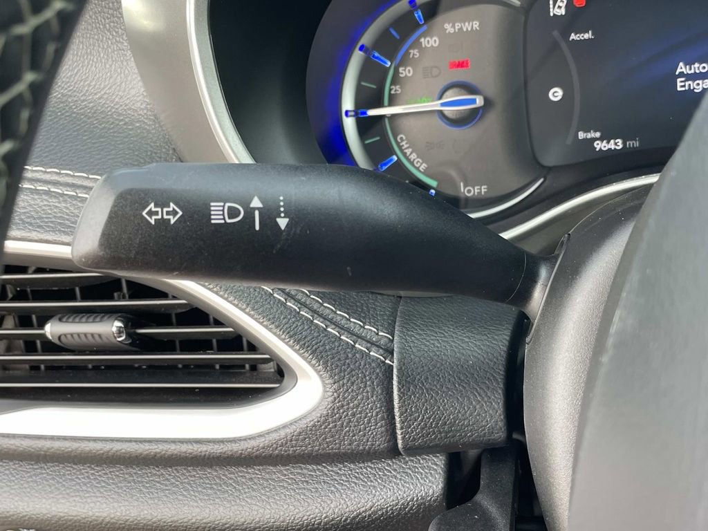 Used 2025 Chrysler Pacifica Select w/ Uconnect Theater Family Group image 18