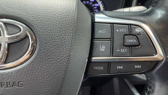 Used 2020 Toyota Highlander LE FWD image 32