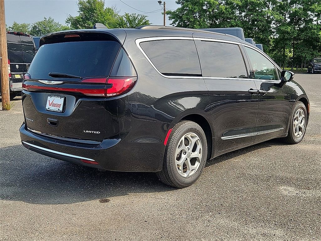 Used 2023 Chrysler Pacifica Limited image 6