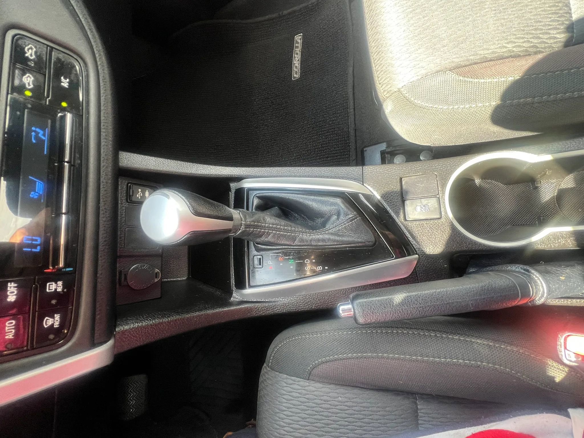 Used 2018 Toyota Corolla LE image 23