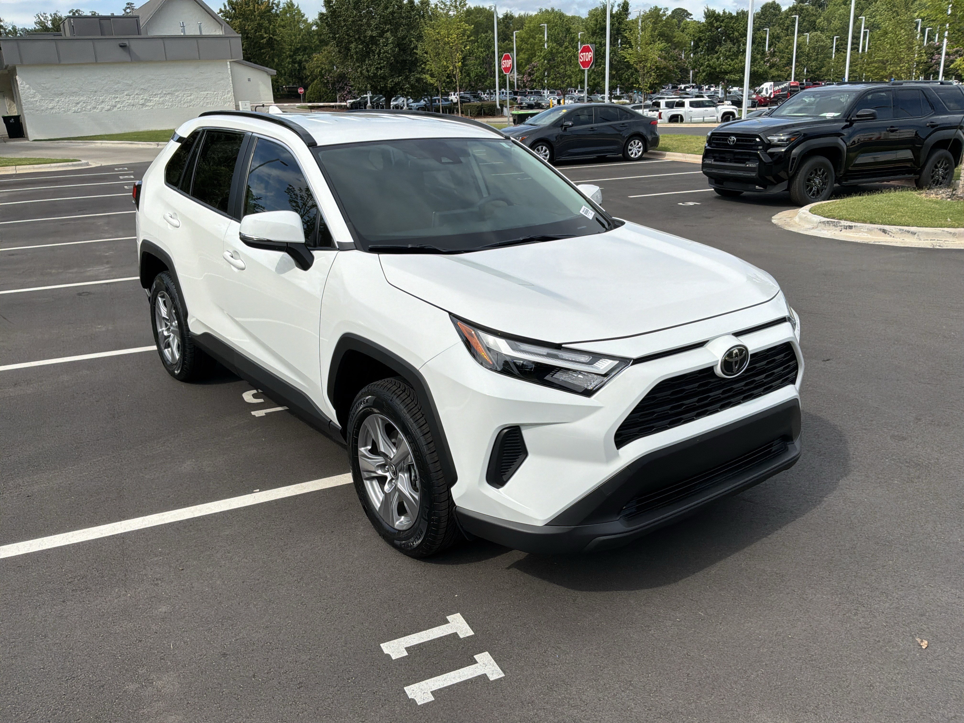 Used 2025 Toyota RAV4 XLE AWD/4WD image 2