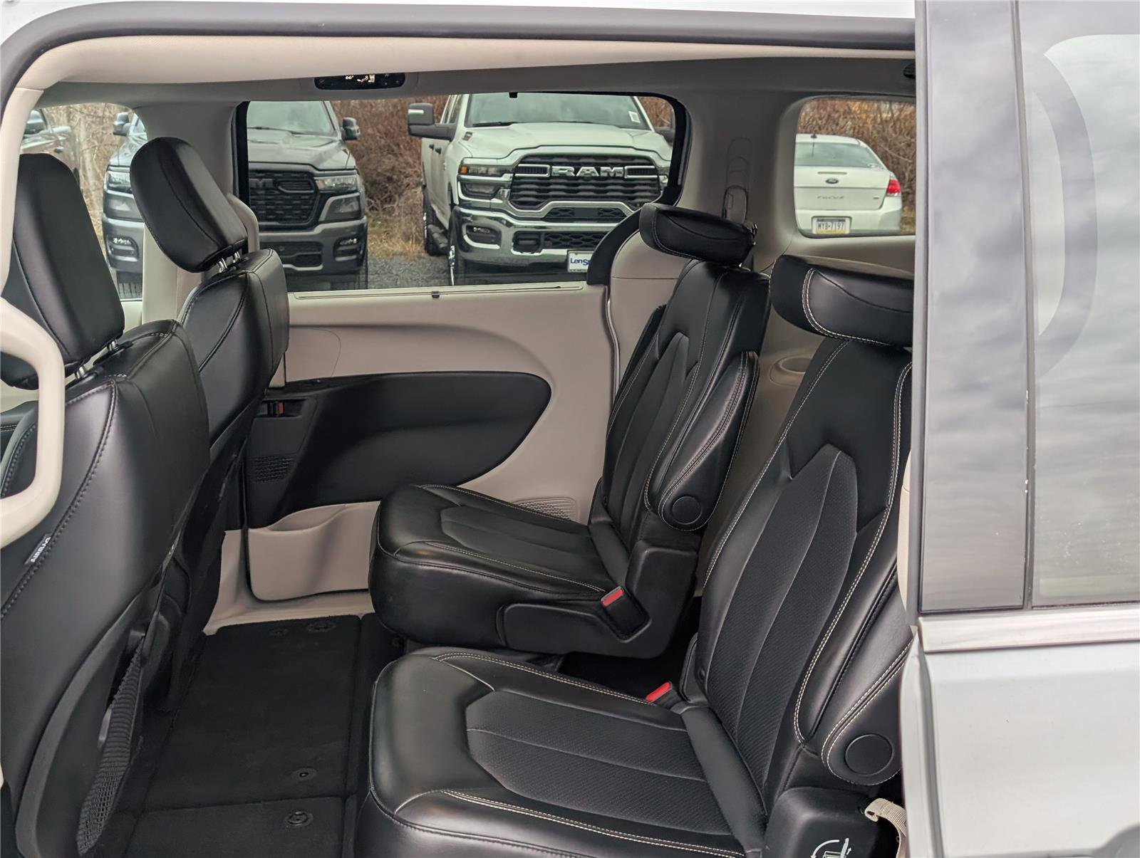 Used 2024 Chrysler Pacifica Touring-L image 13